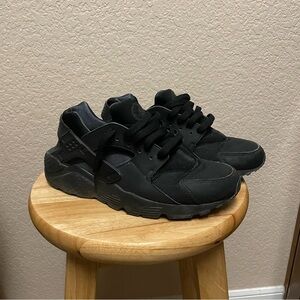 Black Nike huaraches